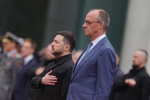 14 April 2026, Berlin: Friedrich Merz (R), Germany's Chancellor, welcomes Volodymyr Zelensky, Ukraine's President, in front of the Federal Chancellery for the first German-Ukrainian government consultations in many years. Photo: Kay Nietfeld/dpa