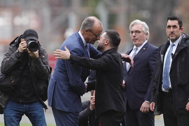 14 April 2026, Berlin: Friedrich Merz (L), Germany's Chancellor, welcomes Volodymyr Zelensky, Ukraine's President, in front of the Federal Chancellery for the first German-Ukrainian government consultations in many years. Photo: Kay Nietfeld/dpa