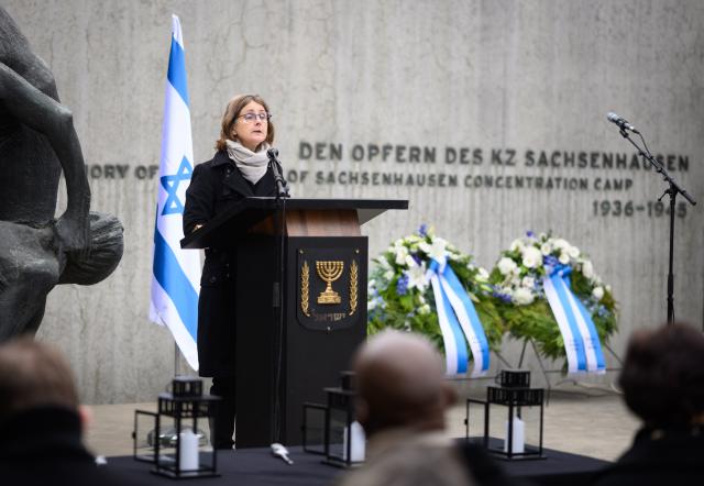 14 April 2026, Brandenburg, Oranienburg: Astrid Ley, director of the Sachsenhausen Memorial and Museum, speaks at a commemorative event marking Yom HaShoah, Israel's Holocaust Remembrance Day, at the Sachsenhausen Memorial. Between 1936 and 1945, more than 200,000 people were imprisoned at the Sachsenhausen concentration camp. Tens of thousands of them lost their lives there. Photo: Bernd von Jutrczenka/dpa