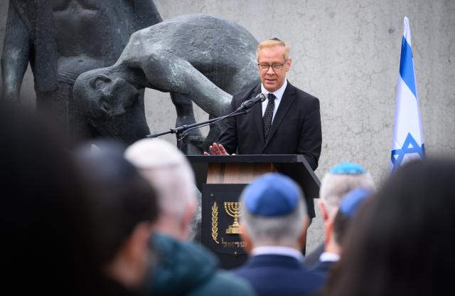 14 April 2026, Brandenburg, Oranienburg: Andreas Buettner, the Commissioner for Combating Antisemitism in the State of Brandenburg, speaks at a commemorative event marking Yom HaShoah, Israel's Holocaust Remembrance Day, at the Sachsenhausen Memorial. Between 1936 and 1945, more than 200,000 people were imprisoned at the Sachsenhausen concentration camp. Tens of thousands of them lost their lives there. Photo: Bernd von Jutrczenka/dpa