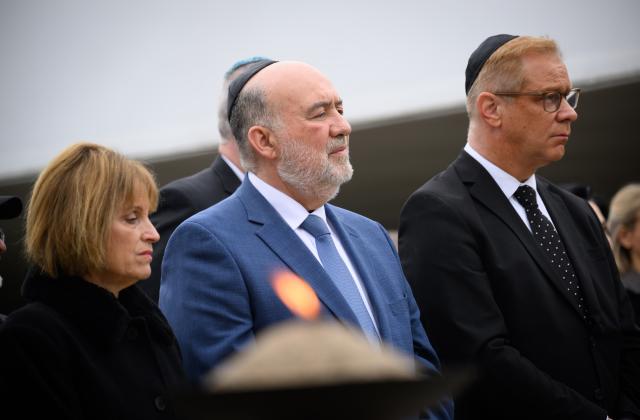 14 April 2026, Brandenburg, Oranienburg: Ron Prosor (C), Israel's ambassador to Germany, his wife Hadas Prosor (L), and Andreas Buettner, the Commissioner for Combating Anti-semitism in the State of Brandenburg, attend a commemorative event marking Yom HaShoah, Israel's Holocaust Remembrance Day, at the Sachsenhausen Memorial. Between 1936 and 1945, more than 200,000 people were imprisoned at the Sachsenhausen concentration camp. Tens of thousands of them lost their lives there. Photo: Bernd von Jutrczenka/dpa