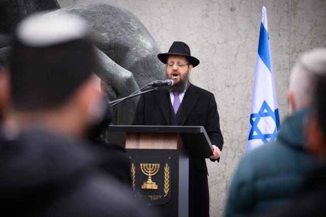 14 April 2026, Brandenburg, Oranienburg: Rabbi Yehuda Teichtal speaks a commemorative event marking Yom HaShoah, Israel's Holocaust Remembrance Day, at the Sachsenhausen Memorial. Between 1936 and 1945, more than 200,000 people were imprisoned at the Sachsenhausen concentration camp. Tens of thousands of them lost their lives there. Photo: Bernd von Jutrczenka/dpa