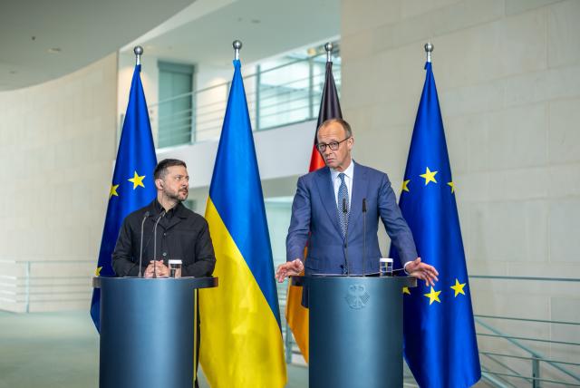 14 April 2026, Berlin: German Chancellor Friedrich Merz (R) and Ukrainian President of Volodymyr Zelensky hold a joint press conference at the Federal Chancellery during the first German-Ukrainian government consultations in many years. Photo: Michael Kappeler/dpa