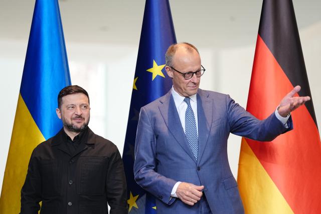 14 April 2026, Berlin: German Chancellor Friedrich Merz (R) and Ukrainian President of Volodymyr Zelensky arrive for a joint press conference at the Federal Chancellery during the first German-Ukrainian government consultations in many years. Photo: Kay Nietfeld/dpa