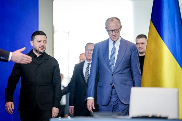 14 April 2026, Berlin: Volodymyr Zelensky (L), President of Ukraine, and Germany's Chancellor Friedrich Merz arrive at the Federal Chancellery with Boris Pistorius (C), Federal Minister of Defense, and Mykhailo Fedorov, Minister of Defense of Ukraine, for the German-Ukrainian government consultations to sign letters of intent. Photo: Kay Nietfeld/dpa