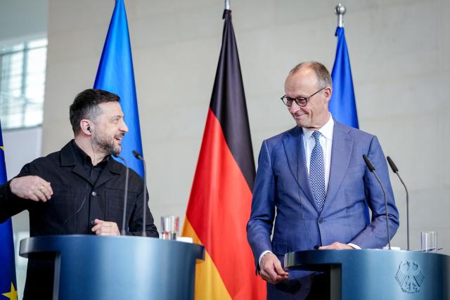 14 April 2026, Berlin: Friedrich Merz (R), Germany's Chancellor, and Volodymyr Zelensky, Ukraine's President, hold a press conference at the Federal Chancellery during the German-Ukrainian government consultations. Photo: Kay Nietfeld/dpa
