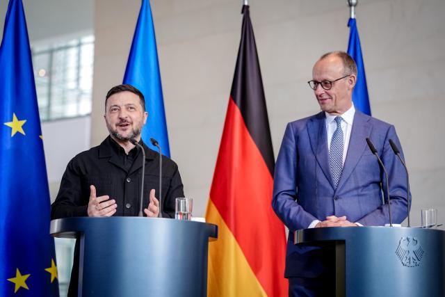14 April 2026, Berlin: Friedrich Merz (R), Germany's Chancellor, and Volodymyr Zelensky, Ukraine's President, hold a press conference at the Federal Chancellery during the German-Ukrainian government consultations. Photo: Kay Nietfeld/dpa
