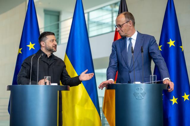 14 April 2026, Berlin: Friedrich Merz (R), Germany's Chancellor, and Volodymyr Zelensky, Ukraine's President, hold a press conference at the Federal Chancellery during the German-Ukrainian government consultations. Photo: Michael Kappeler/dpa