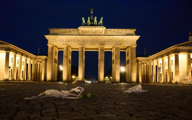 FILED - 13 September 2021, Berlin: Garbage is seen on the Pariser Platz in front of the Brandenburg Gate in Berlin. Tourists in Berlin will in future be able to earn small rewards by picking up rubbish or travelling in a sustainable fashion, according to the Visit Berlin tourism agency. Photo: Annette Riedl/dpa