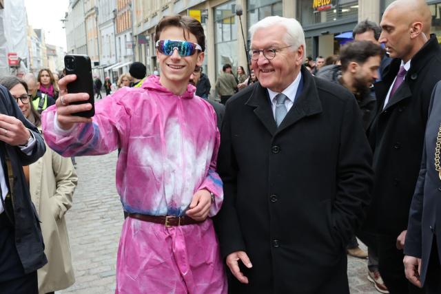 14 April 2026, Mecklenburg-Vorpommern, Stralsund: Germany's President Frank-Walter Steinmeier (R) is photographed by a student during a city tour as part of the "Time Travel" theme week. As part of his "Local Time Germany" tour, the Federal President is relocating his official residence to Stralsund for three days. Photo: Jens Büttner/dpa - ACHTUNG: Nur zur redaktionellen Verwendung im Zusammenhang mit der aktuellen Berichterstattung und nur mit vollständiger Nennung des vorstehenden Credits