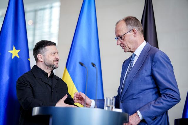 14 April 2026, Berlin: Friedrich Merz (R), Germany's Chancellor, and Volodymyr Zelensky, Ukraine's President, hold a press conference at the Federal Chancellery during the German-Ukrainian government consultations. Photo: Kay Nietfeld/dpa