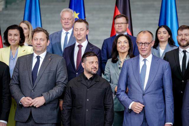 14 April 2026, Berlin: Germany's Chancellor Friedrich Merz (5th R) and Volodymyr Zelensky (6th R), President of Ukraine, pose for a group photo with members of the cabinet at the Federal Chancellery during the first German-Ukrainian government consultations in years. Photo: Kay Nietfeld/dpa