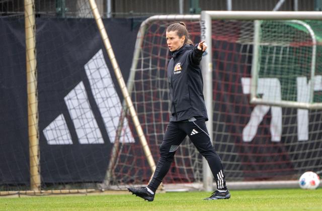 14 April 2026, Berlin: Union Berlin new coach Marie-Louise Eta leads the training of the German Bundesliga club 1. FC Union Berlin at the Alte Foersterei. Marie-Louise Eta is the first woman in a European top league to take charge of a men's team. Photo: Matthias Koch/dpa