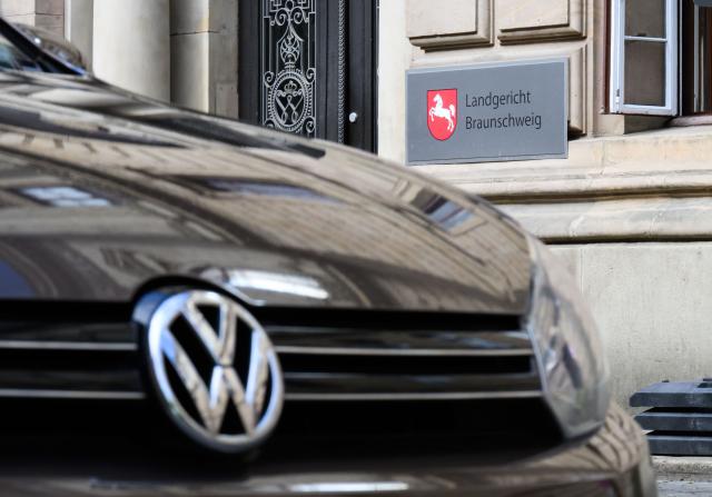 FILED - 26 May 2025, Braunschweig: A Volkswagen car is parked in front of the Braunschweig Regional Court. Photo: Julian Stratenschulte/dpa Pool/dpa