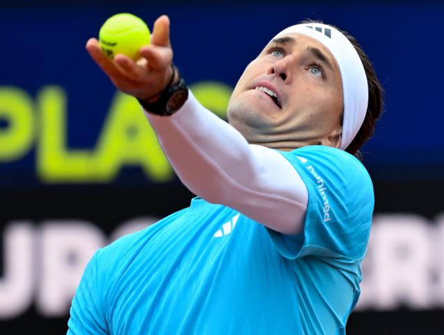 14 April 2026, Bavaria, Munich: German tenni splayer Alexander Zverev in action against Serbia's Miomir Kecmanovic during their men's singles round of 32 tennis match of the ATP Tour BMW Open by Bitpanda tennis tournament in Munich. Photo: Sven Hoppe/dpa