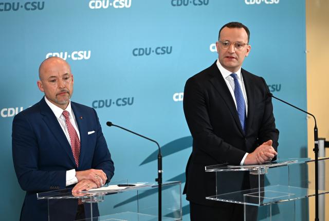 14 April 2026, Berlin: Jens Spahn (R), CDU/CSU parliamentary group leader, and Alexander Hoffmann, CSU parliamentary group leader, give a statement before the start of the parliamentary group meeting of the Chritsian Democratic Union/Christian Social Union (CDU/CSU) in the German Parliament Bundestag. Photo: Markus Lenhardt/dpa