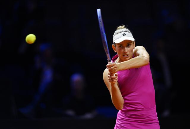 14 April 2026, Baden-Wuerttemberg, Stuttgart: Belgian tennis player Elise Mertens in action against Germany's Ella Seidel during their women's singles round of 32 match of the Stuttgart Open tennis tournament. Photo: Marijan Murat/dpa