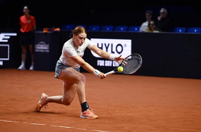 14 April 2026, Baden-Wuerttemberg, Stuttgart: German tennis player Ella Seidel in action against Belgium's Elise Mertens during their women's singles round of 32 match of the Stuttgart Open tennis tournament. Photo: Marijan Murat/dpa