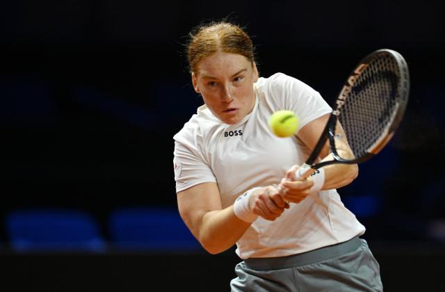14 April 2026, Baden-Wuerttemberg, Stuttgart: German tennis player Ella Seidel in action against Belgium's Elise Mertens during their women's singles round of 32 match of the Stuttgart Open tennis tournament. Photo: Marijan Murat/dpa