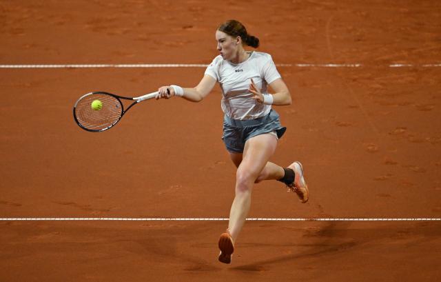 14 April 2026, Baden-Wuerttemberg, Stuttgart: German tennis player Ella Seidel in action against Belgium's Elise Mertens during their women's singles round of 32 match of the Stuttgart Open tennis tournament. Photo: Marijan Murat/dpa