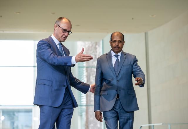 14 April 2026, Berlin: German Chancellor Friedrich Merz (R) and Mahmoud Ali Youssouf, President of the African Union, arrive for a joint press conference at the Federal Chancellery. Photo: Michael Kappeler/dpa