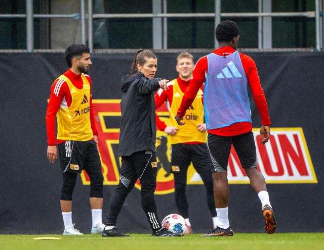 14 April 2026, Berlin: Union Berlin new coach Marie-Louise Eta leads the training of the German Bundesliga club 1. FC Union Berlin at the Alte Foersterei. Marie-Louise Eta is the first woman in a European top league to take charge of a men's team. Photo: Matthias Koch/dpa