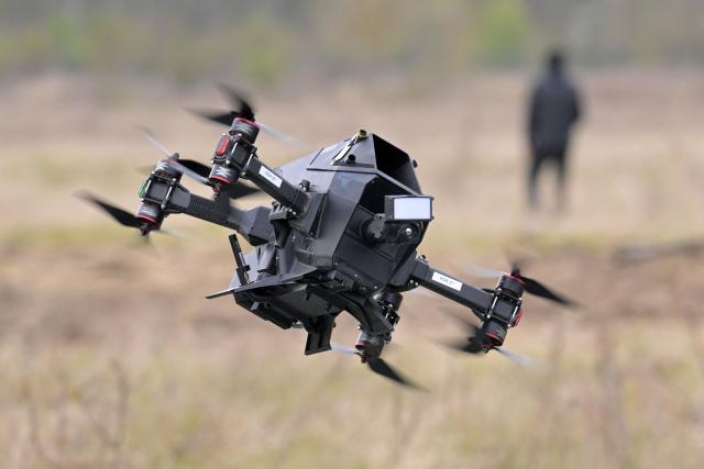 14 April 2026, Brandenburg, Brandenburg an der Havel: An interceptor drone is about to land. The newly formed joint venture between Ondas Holdings Inc. and Heidelberger Druckmaschinen, the Onberg autonomous Systems is to bring American-Israeli drone defense technology to Germany for the protection of critical infrastructures and for military applications. Photo: Michael Bahlo/dpa