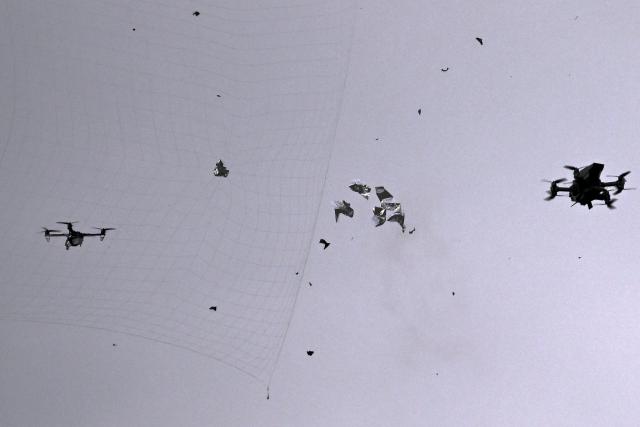 14 April 2026, Brandenburg, Brandenburg an der Havel: A drone is hit by a net and crashes after an interceptor drone (R) hurled a net at it. The newly formed joint venture between Ondas Holdings Inc. and Heidelberger Druckmaschinen, the Onberg autonomous Systems is to bring American-Israeli drone defense technology to Germany for the protection of critical infrastructures and for military applications. Photo: Michael Bahlo/dpa