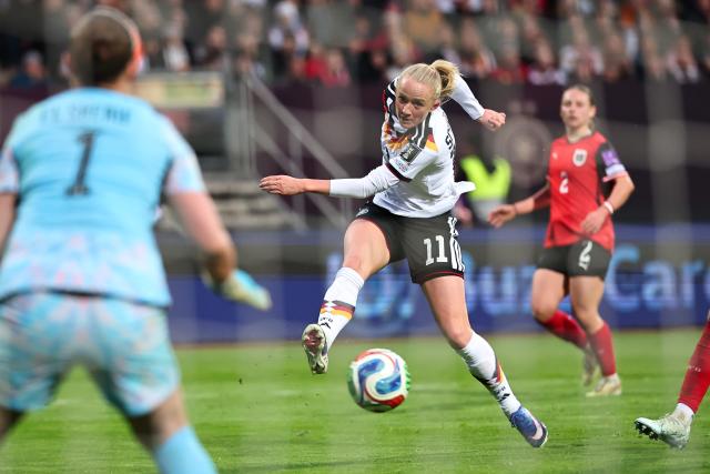 14 April 2026, Bavaria, Nuremberg: Germany's Lea Schueller scores her side's fifth goal during the FIFA Women's World Cup UEFA qualifying Group D soccer match between Germany and Austria at the Max-Morlock-Stadion. Photo: Daniel Karmann/dpa