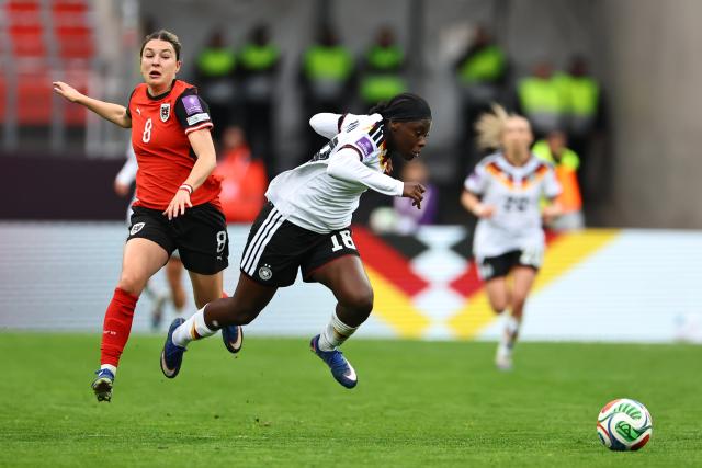 14 April 2026, Bavaria, Nuremberg: Austria's Barbara Dunst (L) and Germany's Nicole Anyomi battle for the ball during the FIFA Women's World Cup UEFA qualifying Group D soccer match between Germany and Austria at the Max-Morlock-Stadion. Photo: Daniel Karmann/dpa