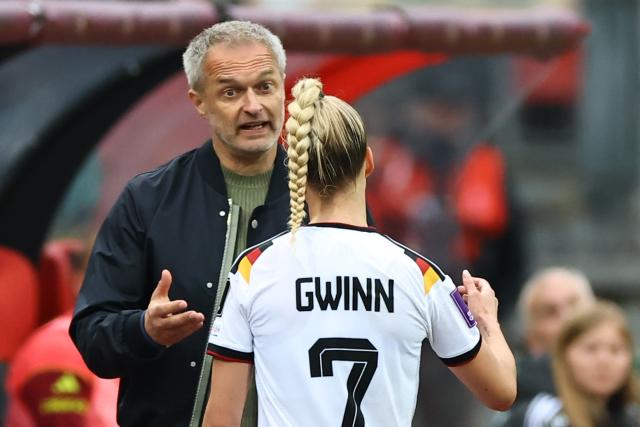 14 April 2026, Bavaria, Nuremberg: Germany coach Christan Wueck speaks to Giulia Gwinn after her substitution during the FIFA Women's World Cup UEFA qualifying Group D soccer match between Germany and Austria at the Max-Morlock-Stadion. Photo: Daniel Karmann/dpa
