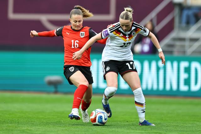 14 April 2026, Bavaria, Nuremberg: Austria's Annabell Schsching (L) and Germany's Franziska Kett battle for the ball during the FIFA Women's World Cup UEFA qualifying Group D soccer match between Germany and Austria at the Max-Morlock-Stadion. Photo: Daniel Karmann/dpa