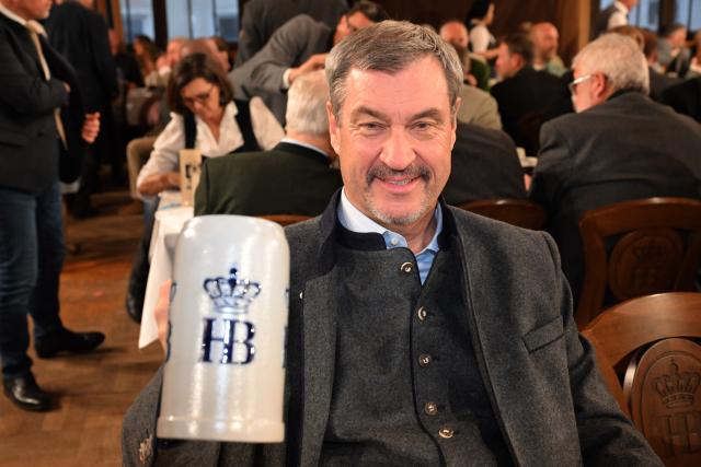 14 April 2026, Bavaria, Munich: Markus Soeder, Prime Minister of Bavaria, toasts to the camera during the 2026 Maibock tapping ceremony in the Hofbraeuhaus ballroom. Photo: Felix Hörhager/dpa