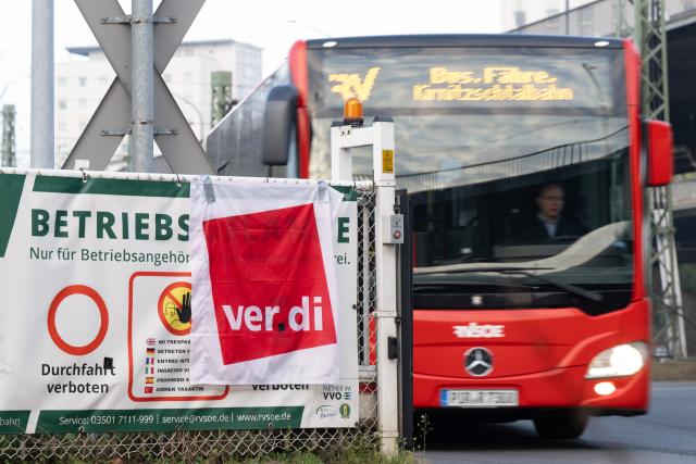 15 April 2026, Saxony, Dresden: A banner of the trade union Verdi hangs at the entrance to a depot during a warning strike by Regional Transport Sächsische Schweiz-Osterzgebirge (RVSOE). A three-day strike by regional transport companies began in the early hours of the morning in large parts of Saxony. Photo: Sebastian Kahnert/dpa