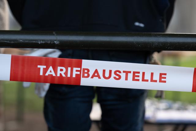 15 April 2026, Saxony, Dresden: A barrier tape reading "Tarifbaustelle" hangs at the entrance to a depot during a warning strike by the Regional Transport Company of Saxon Switzerland-Eastern Ore Mountains (RVSOE). A three-day strike by regional transport companies begins in the early morning hours across much of Saxony. Photo: Sebastian Kahnert/dpa