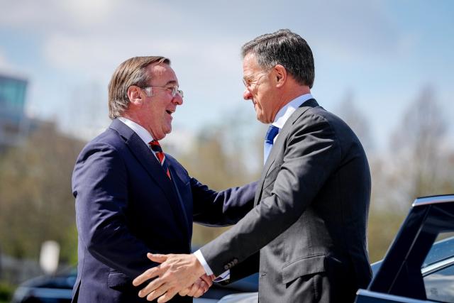 15 April 2026, Berlin: Boris Pistorius (L), German Minister of Defense, receives Mark Rutte, Secretary General of NATO, at the start of the Ukraine Contact Group meeting in front of the Federal Ministry of Defense. Photo: Kay Nietfeld/dpa Pool/dpa