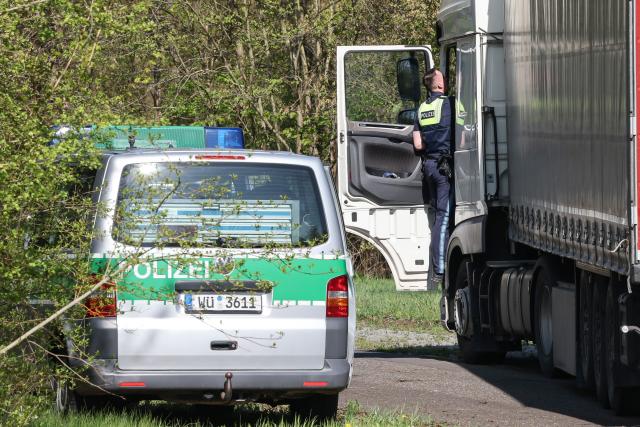 15 April 2026, Bavaria, Sulzheim-Alitzheim: A police officer from Gerolzhofen police station checks a driver in a parking lot on the B286 during the Bavaria-wide speed camera marathon. Photo: Daniel Löb/dpa