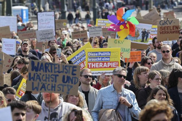 15 April 2026, Hamburg: Participants in a demonstration for fair fees for psychotherapists protest at the Rathausmarkt. The German Psychotherapists' Network (DPNW) called for nationwide demonstrations in numerous cities on Wednesday. Photo: Christian Charisius/dpa