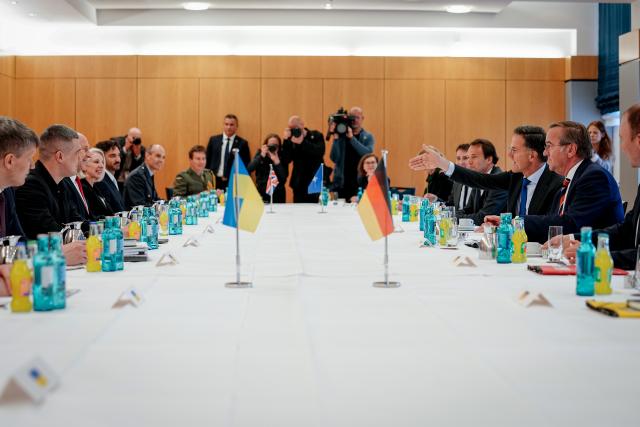 15 April 2026, Berlin: Mychajlo Fedorow (center, l-r), Minister of Defense of Ukraine, John Healey, Minister of Defense of Britain, Mark Rutte, Secretary General of NATO, and Boris Pistorius, German Minister of Defense, take part in the meeting of the Ukraine Contact Group at the German Ministry of Defense. Photo: Kay Nietfeld/dpa Pool/dpa