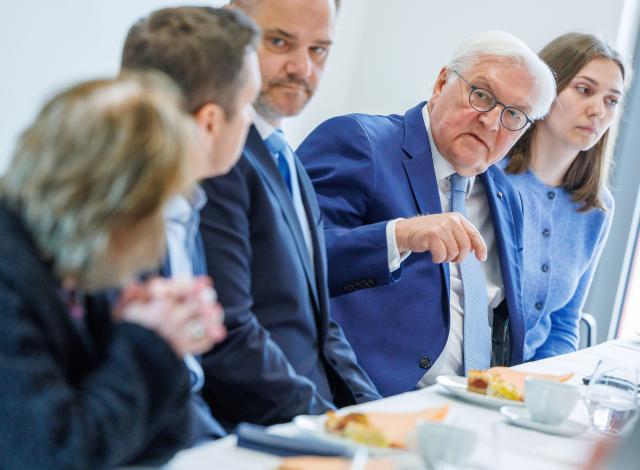 15 April 2026, Mecklenburg-Western Pomerania, Stralsund: German President Frank-Walter Steinmeier meets with citizens at the new Knieper West community center for the "Controversial Coffee Table" discussion round. As part of his "Local Time Germany" series of visits, the President is moving his official residence to Stralsund until 16 April. Photo: Jens Büttner/dpa