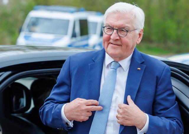 15 April 2026, Mecklenburg-Western Pomerania, Stralsund: German President Frank-Walter Steinmeier visits the new Knieper West community center and meets with citizens for the "Controversial Coffee Table" discussion round. As part of his "Local Time Germany" series of visits, the President is moving his official residence to Stralsund until 16 April. Photo: Jens Büttner/dpa