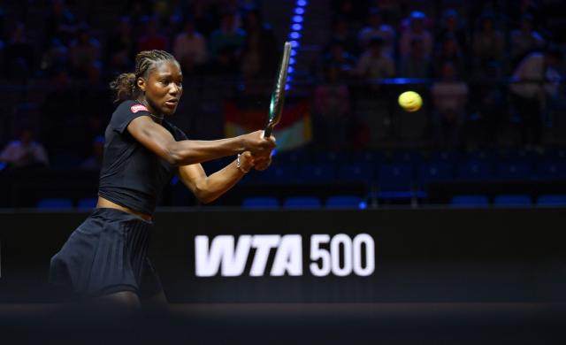 15 April 2026, Baden-Wuerttemberg, Stuttgart: Germany's Noma Noha Akugue in action against US' Alycia Parks during their women's singles round of 32 match at the Stuttgart Open tennis tournament. Photo: Katharina Kausche/dpa