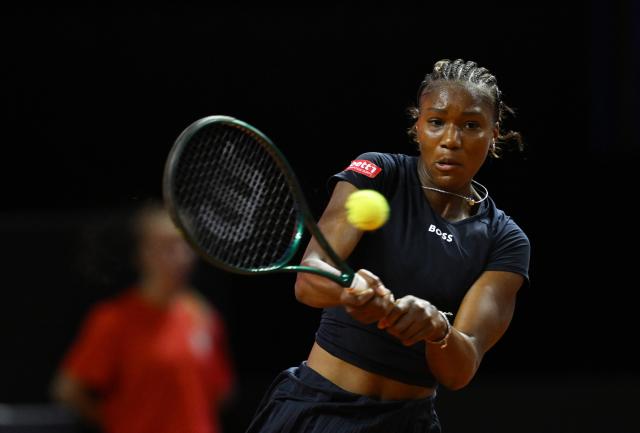 15 April 2026, Baden-Wuerttemberg, Stuttgart: Germany's Noma Noha Akugue in action against US' Alycia Parks during their women's singles round of 32 match at the Stuttgart Open tennis tournament. Photo: Marijan Murat/dpa