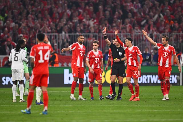 15 April 2026, Bavaria, Munich: Referee Slavko Vincic (3rd R) shows Real Madrid's Eduardo Camavinga (L) a red card during the UEFA Champions League Quarterfinal Second Leg soccer match between Bayern Munich and Real Madrid at Allianz Arena. Photo: Tom Weller/dpa