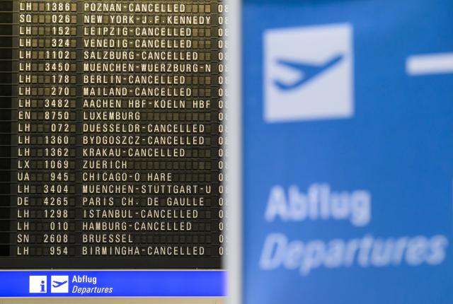 16 April 2026, Hesse, Frankfurt/Main: A view of a display board showing cancelled flights at Frankfurt Airport on the second day of strikes by the cabin crew union Ufo, while the pilots' union VC has announced full-day strikes at Lufthansa. Photo: Hannes P. Albert/dpa