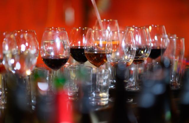 PRODUCTION - 20 January 2025, Saxony, Dresden: Empty and half-empty glasses of alcoholic beverages sit on a bar counter as addiction researchers call for stricter regulations and higher prices on alcohol sales. According to the German Center for Addiction Issues (DHS), Germany has one of Europe's least restrictive alcohol laws and above-average consumption. Photo: Robert Michael/dpa