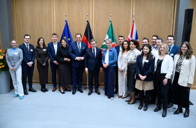 16 April 2026, Berlin: Nathanael Liminski (6th L), Germany's Minister for Federal and European Affairs, Johann Wadephul (C), Germany's Foreign Minister, Yvette Cooper (8th L), UK Foreign Secretary, and Anne Ruth Herkes, Chair of the German-British Society, pose for a photo with alumni at the German-British Society's "New Koenigswinter Future Lab" held at the Office of the State of North Rhine-Westphalia to the Federal Government. Photo: Bernd von Jutrczenka/dpa