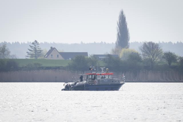 16 April 2026, Mecklenburg-Western Pomerania, Poel: The police boat 'Uecker' is stationed near the whale as a new rescue attempt for the humpback whale stranded near Wismar is set to begin today. The plan is being carried out by a private initiative. Photo: Philip Dulian/dpa