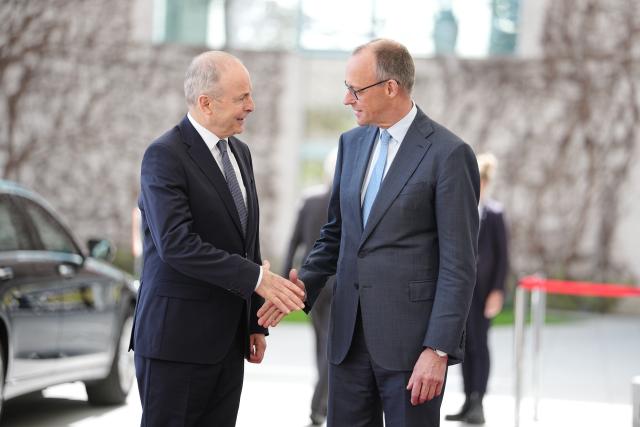 16 April 2026, Berlin: Friedrich Merz (R), Germany's Chancellor, welcomes Micheal Martin (L), Ireland's Prime Minister, with military honors in front of the Federal Chancellery. Ireland will assume the EU Council Presidency in the second half of 2026. Photo: Kay Nietfeld/dpa