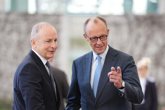 16 April 2026, Berlin: Friedrich Merz (R), Germany's Chancellor, welcomes Micheal Martin, Ireland's Prime Minister, with military honors in front of the Federal Chancellery. Ireland will assume the EU Council Presidency in the second half of 2026. Photo: Kay Nietfeld/dpa